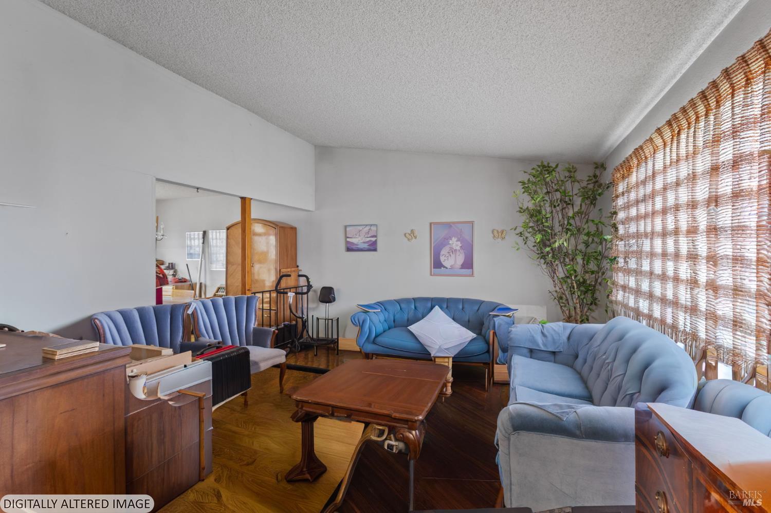 Detail Gallery Image 3 of 28 For 206 Millbrook Way, Vacaville,  CA 95687 - 5 Beds | 2/1 Baths