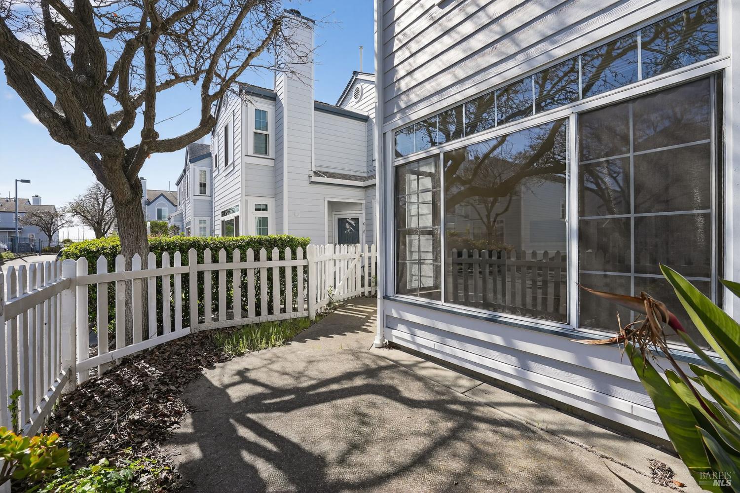 Detail Gallery Image 9 of 30 For 619 Commodore Dr, Richmond,  CA 94804 - 2 Beds | 2/1 Baths