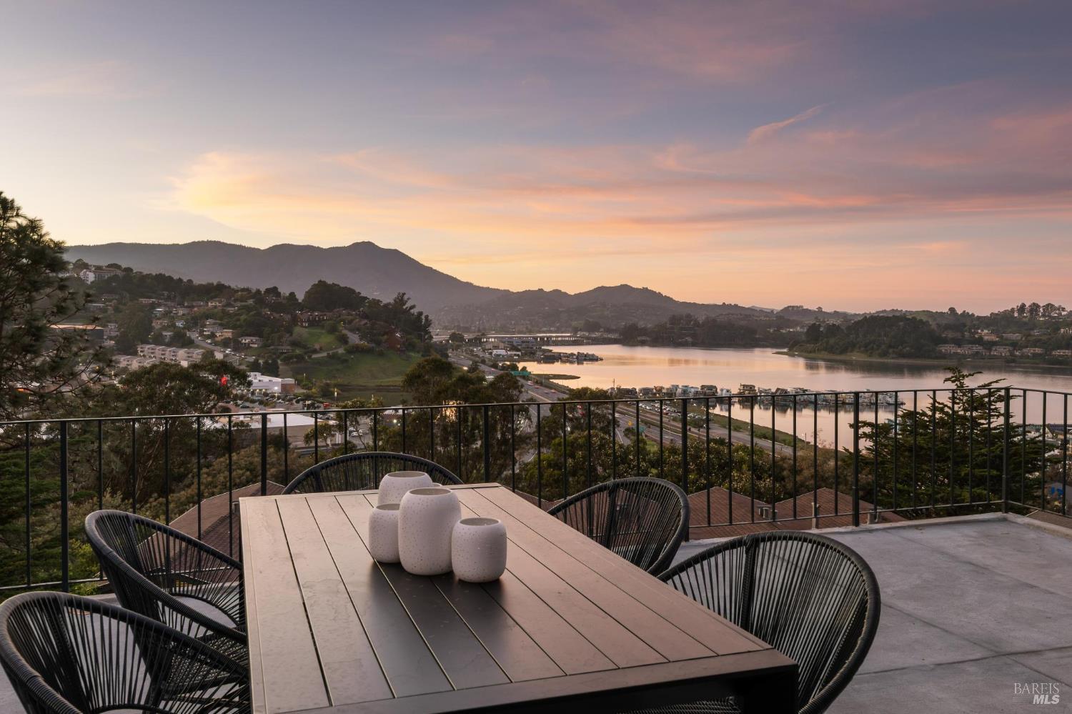 Detail Gallery Image 2 of 49 For 100 Eden Roc Dr, Sausalito,  CA 94965 - 4 Beds | 2 Baths