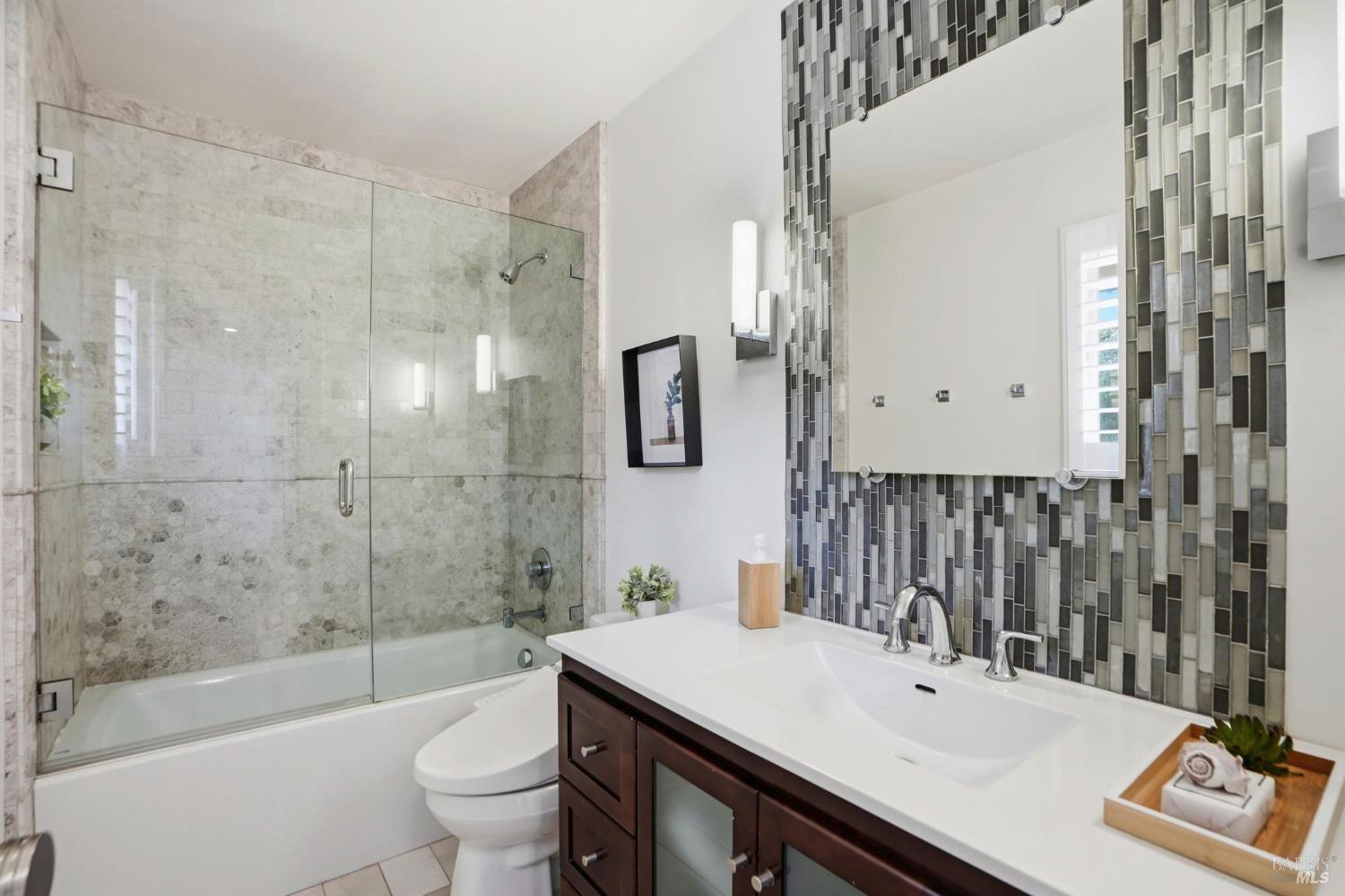 Detail Gallery Image 19 of 31 For 151 Oak Springs Dr, San Anselmo,  CA 94960 - 3 Beds | 2 Baths