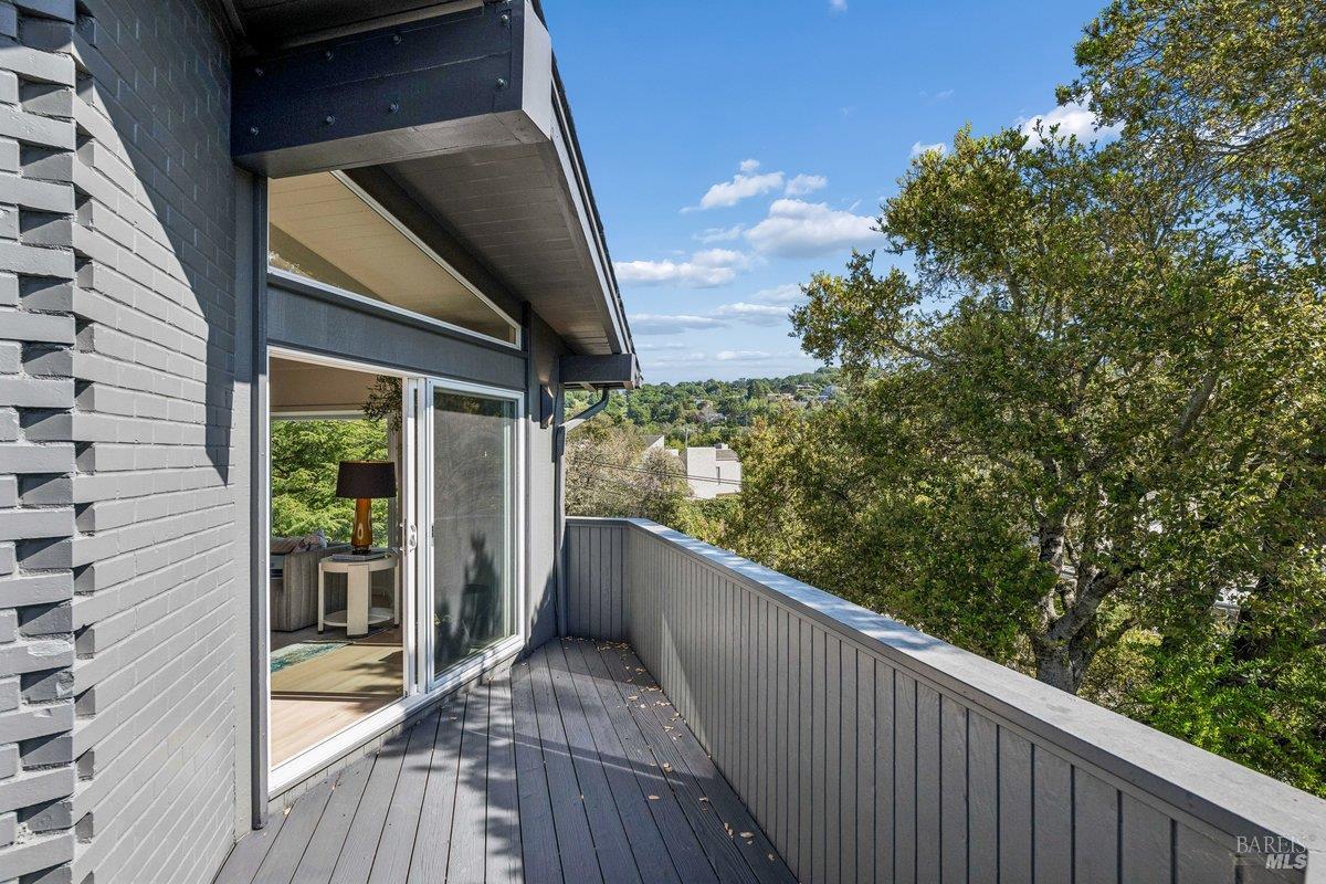 Detail Gallery Image 7 of 41 For 15 Underhill Rd, Mill Valley,  CA 94941 - 4 Beds | 2/1 Baths