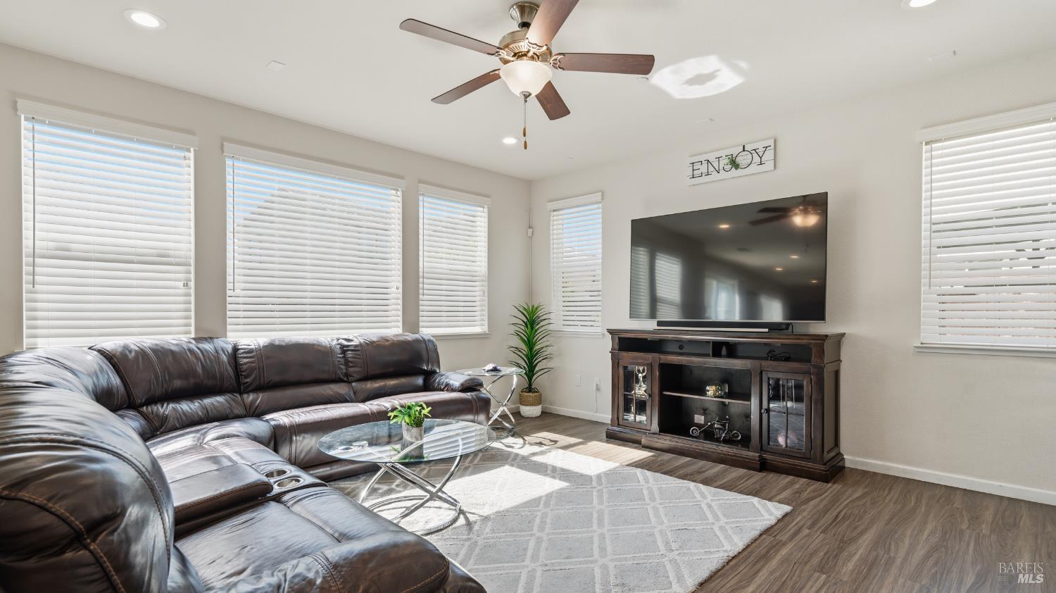 Detail Gallery Image 8 of 29 For 1401 Spur Ln, Fairfield,  CA 94533 - 4 Beds | 3 Baths