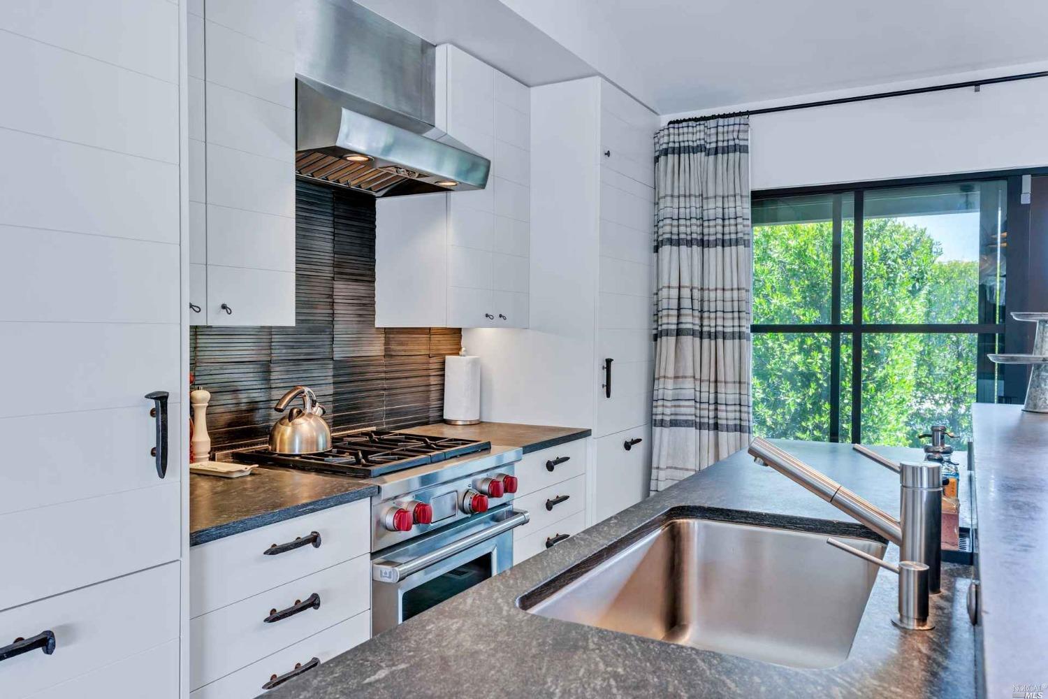 Detail Gallery Image 13 of 32 For 1005 Valley View St, Saint Helena,  CA 94574 - 2 Beds | 2/1 Baths