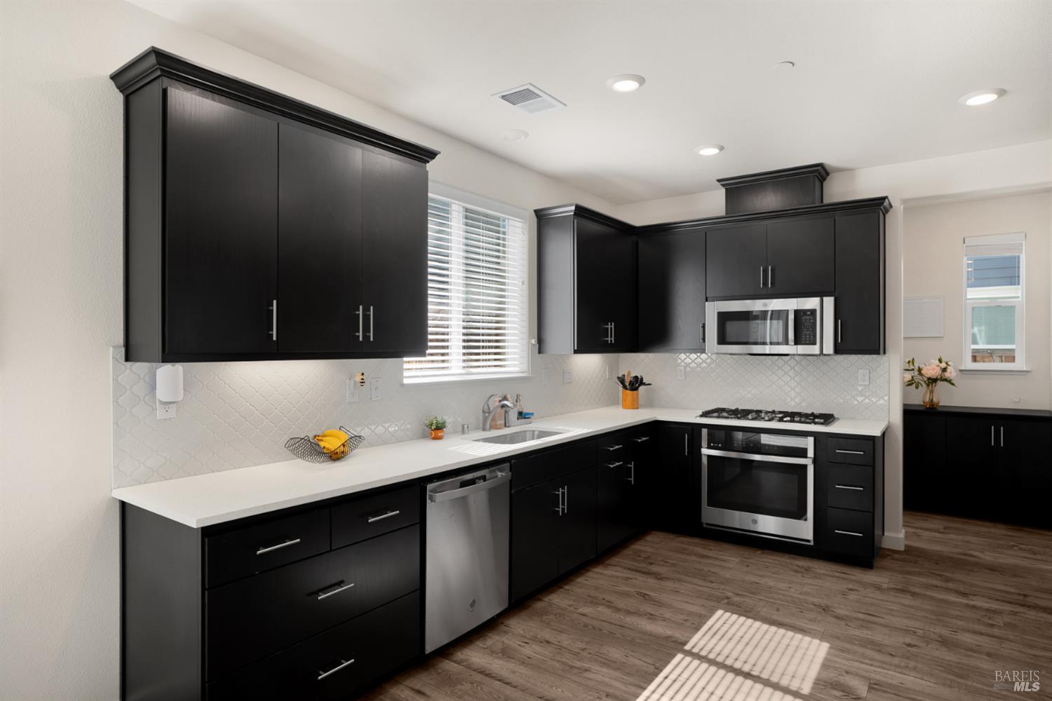 Detail Gallery Image 12 of 44 For 7465 Walker Way, Rohnert Park,  CA 94928 - 3 Beds | 2/1 Baths