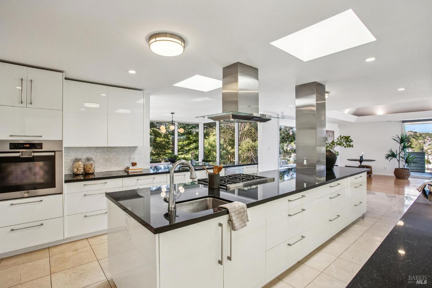 Detail Gallery Image 17 of 49 For 100 Eden Roc Dr, Sausalito,  CA 94965 - 4 Beds | 2 Baths