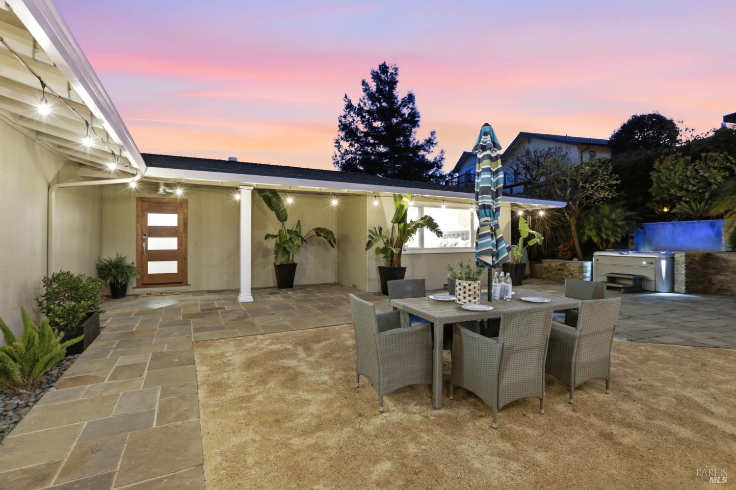 Detail Gallery Image 2 of 31 For 151 Oak Springs Dr, San Anselmo,  CA 94960 - 3 Beds | 2 Baths