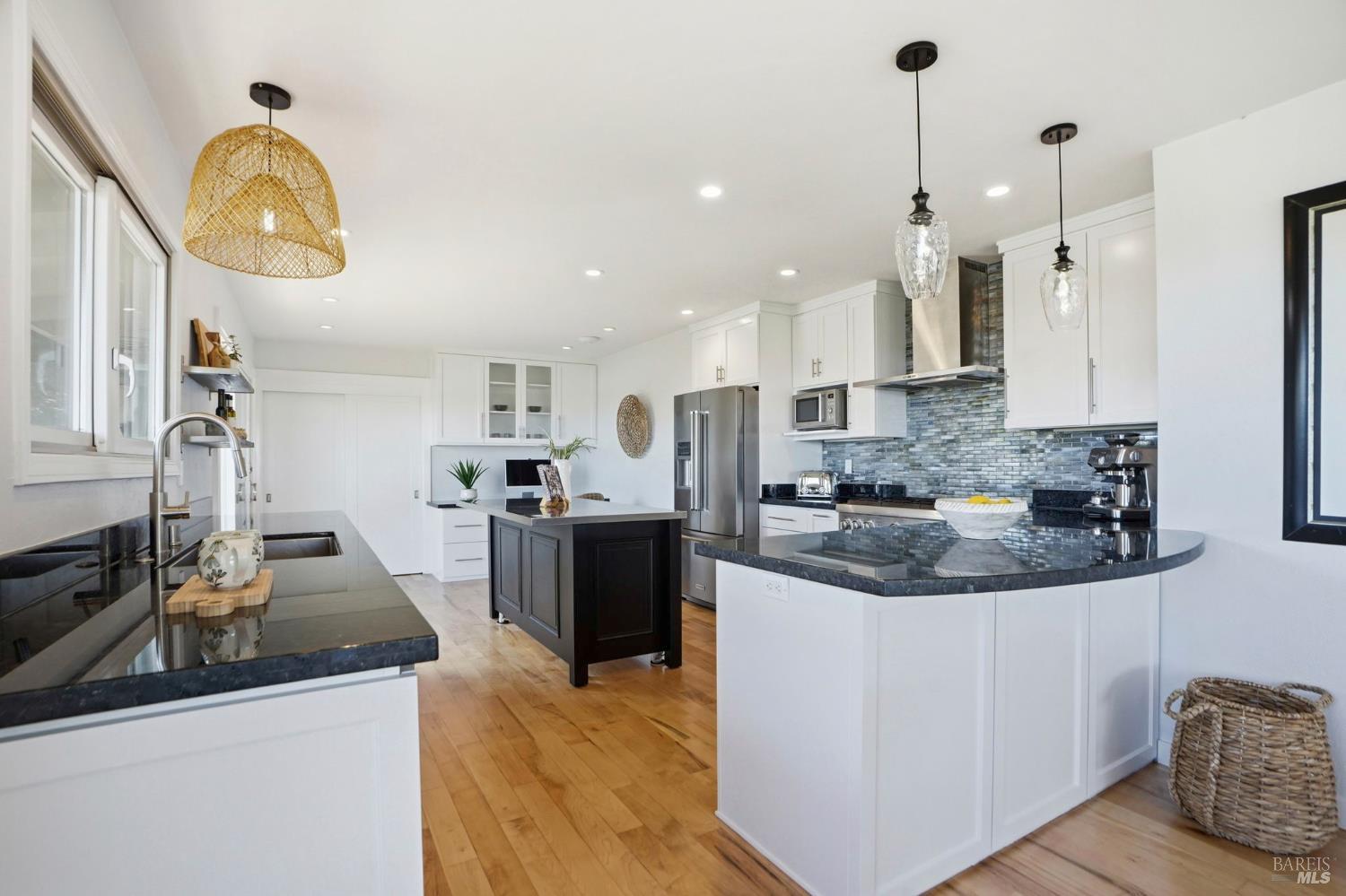 Detail Gallery Image 7 of 31 For 151 Oak Springs Dr, San Anselmo,  CA 94960 - 3 Beds | 2 Baths