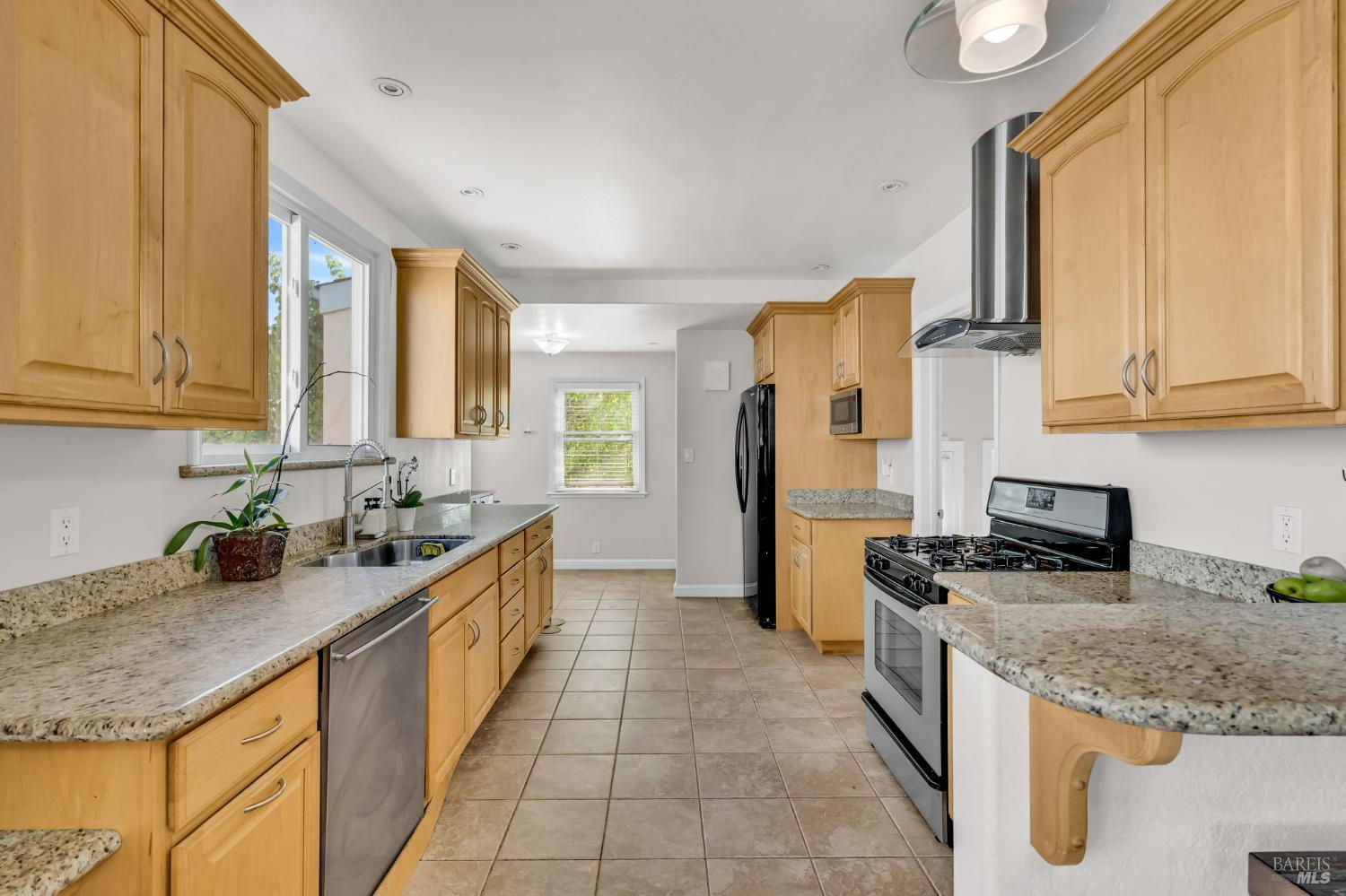 Detail Gallery Image 9 of 32 For 729 1st St, Rodeo,  CA 94572 - 3 Beds | 2 Baths