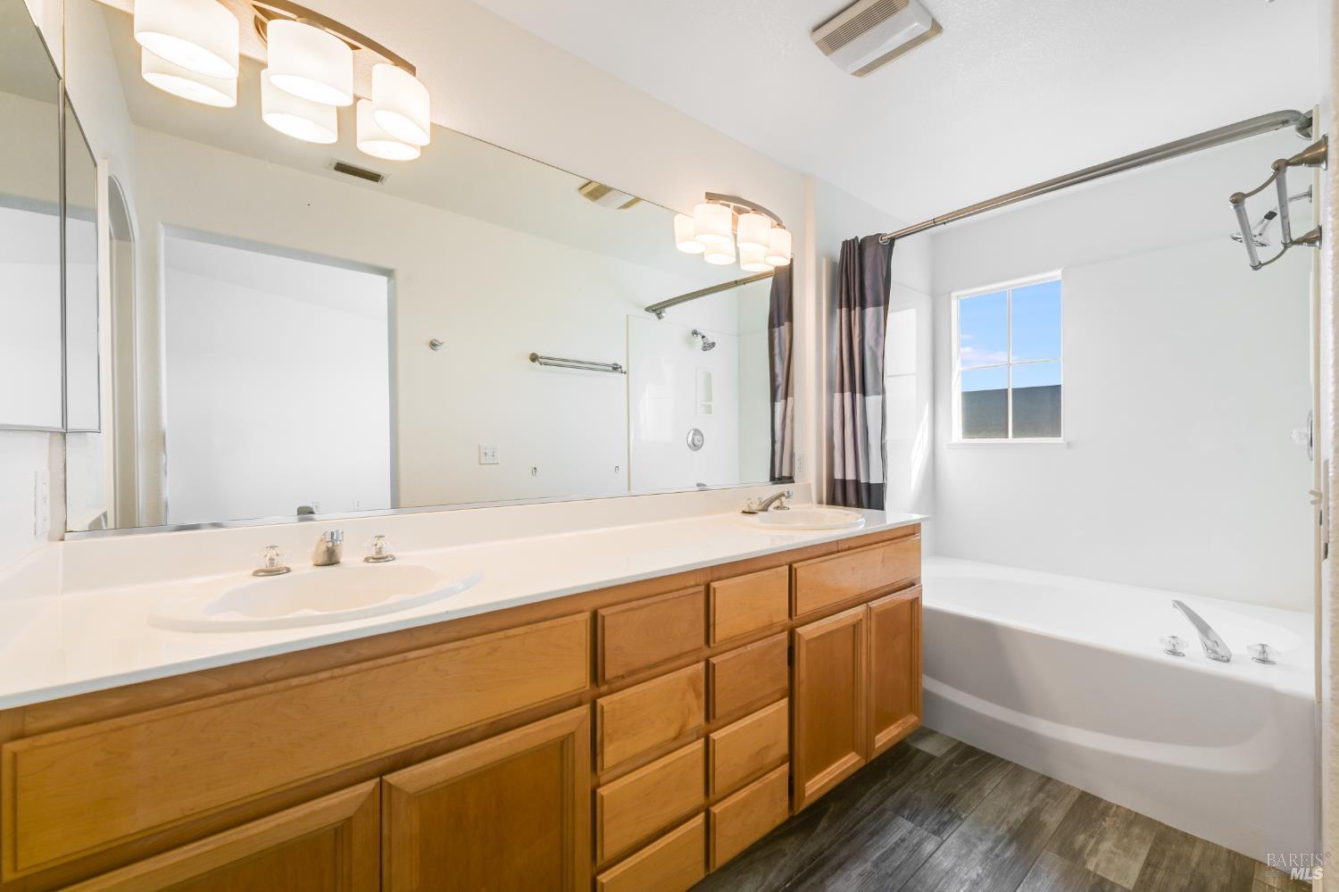 Detail Gallery Image 10 of 26 For 2835 Coleman Glen Ln, Santa Rosa,  CA 95407 - 3 Beds | 3 Baths