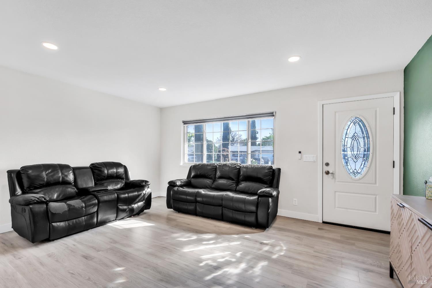 Detail Gallery Image 5 of 24 For 412 Pepper Ct, Vacaville,  CA 95687 - 3 Beds | 2 Baths