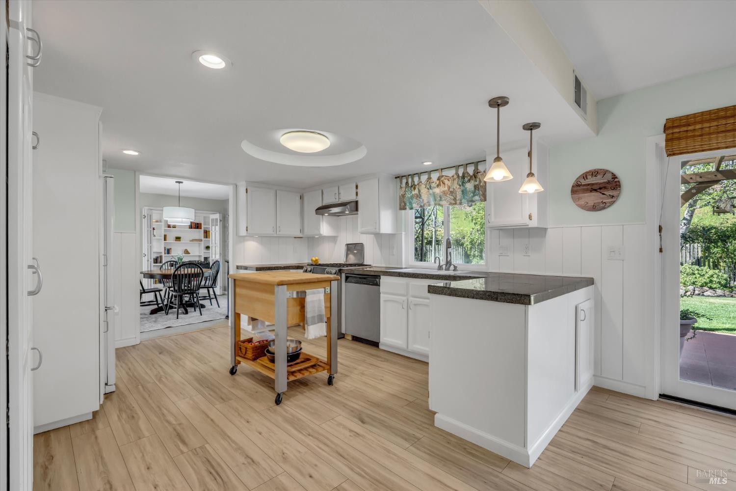 Detail Gallery Image 14 of 52 For 507 Union Ct, Benicia,  CA 94510 - 5 Beds | 3 Baths