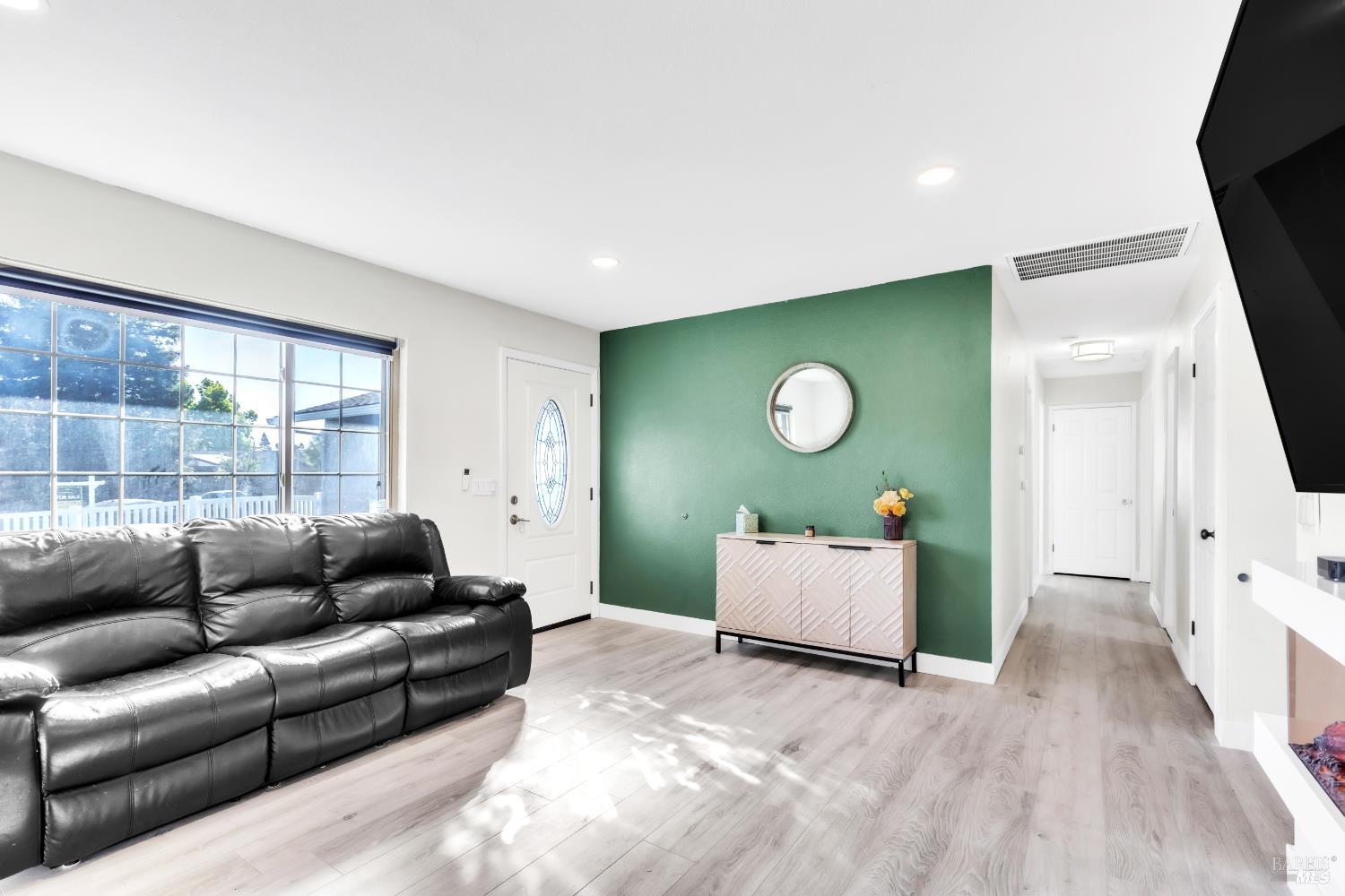 Detail Gallery Image 4 of 24 For 412 Pepper Ct, Vacaville,  CA 95687 - 3 Beds | 2 Baths