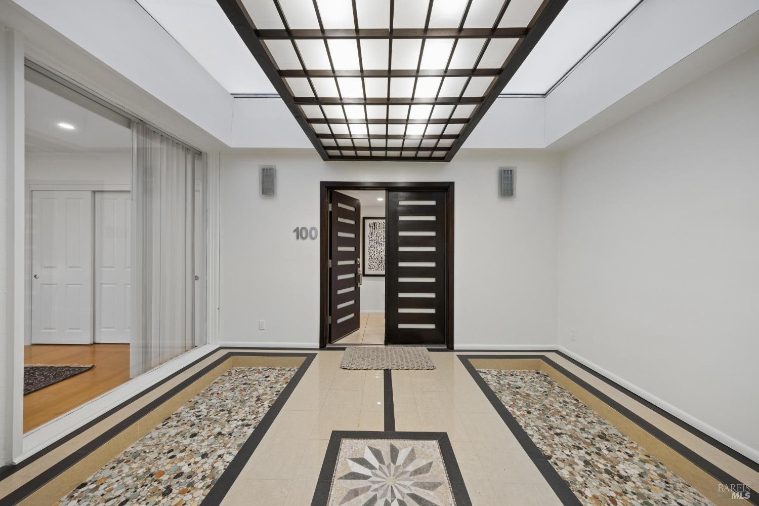 Detail Gallery Image 3 of 49 For 100 Eden Roc Dr, Sausalito,  CA 94965 - 4 Beds | 2 Baths