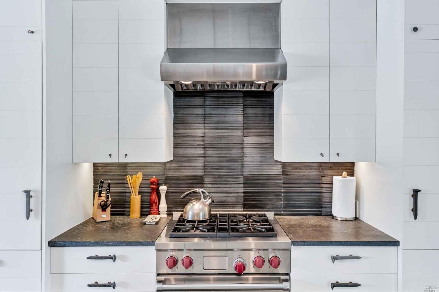 Detail Gallery Image 14 of 32 For 1005 Valley View St, Saint Helena,  CA 94574 - 2 Beds | 2/1 Baths