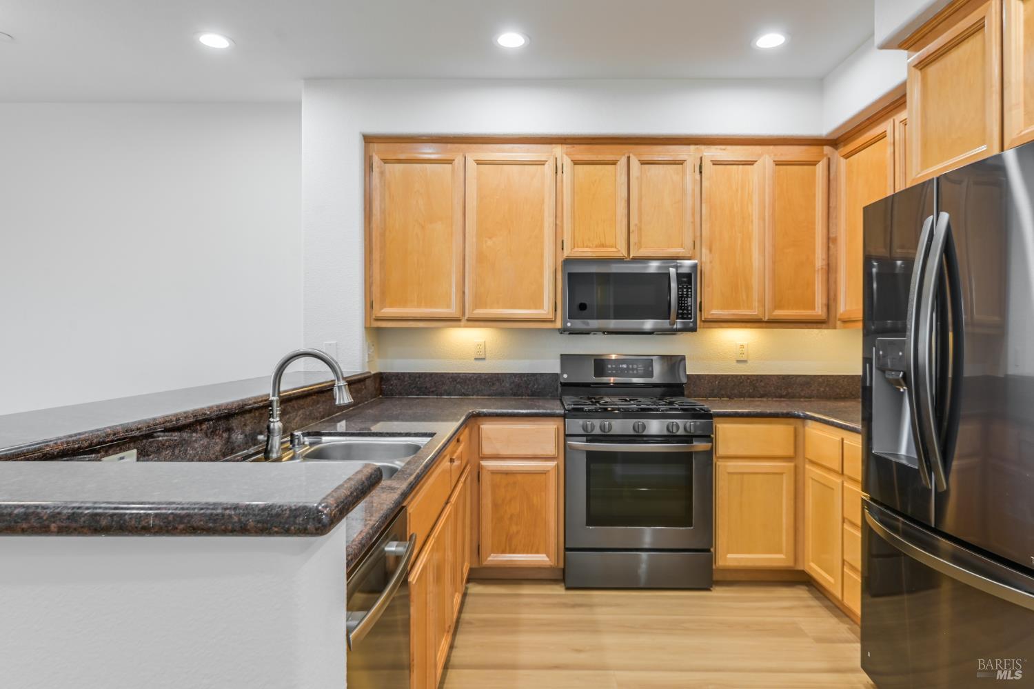 Detail Gallery Image 5 of 26 For 2835 Coleman Glen Ln, Santa Rosa,  CA 95407 - 3 Beds | 3 Baths