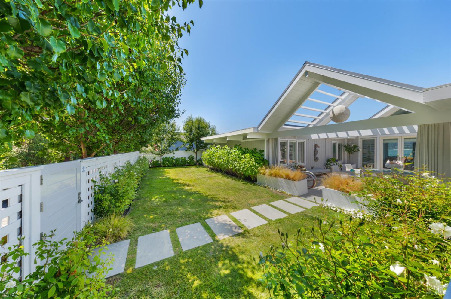 Detail Gallery Image 44 of 66 For 27 West Shore Rd, Belvedere,  CA 94920 - 4 Beds | 2/1 Baths