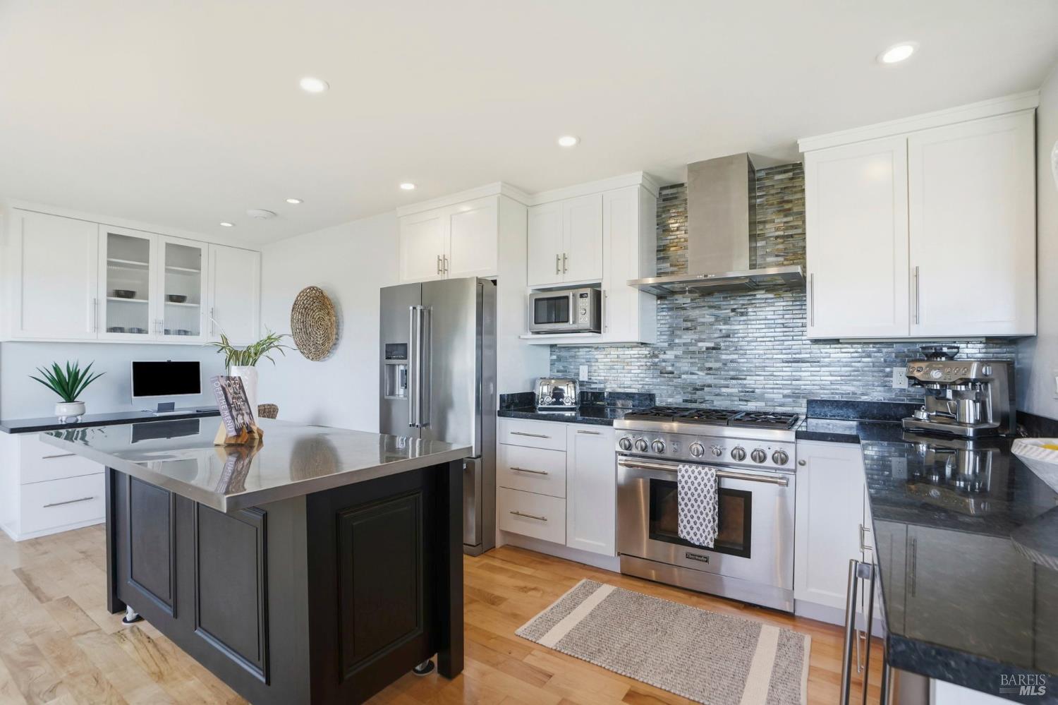 Detail Gallery Image 8 of 31 For 151 Oak Springs Dr, San Anselmo,  CA 94960 - 3 Beds | 2 Baths