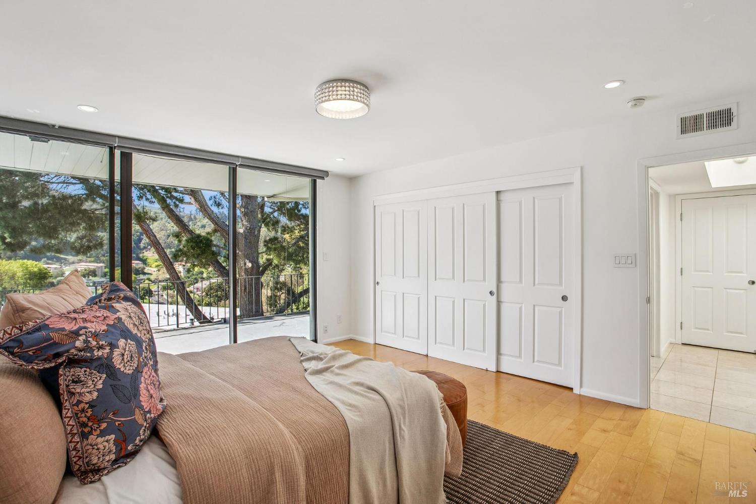 Detail Gallery Image 28 of 49 For 100 Eden Roc Dr, Sausalito,  CA 94965 - 4 Beds | 2 Baths