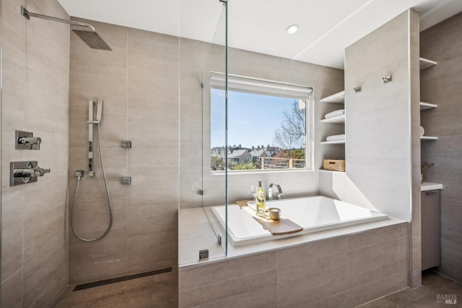 Detail Gallery Image 10 of 33 For 36 Bonnie Banks Way, San Rafael,  CA 94901 - 4 Beds | 3 Baths