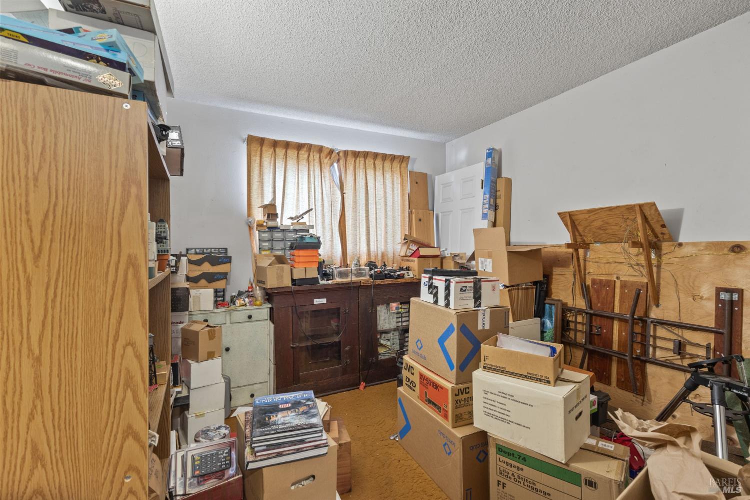 Detail Gallery Image 19 of 28 For 206 Millbrook Way, Vacaville,  CA 95687 - 5 Beds | 2/1 Baths