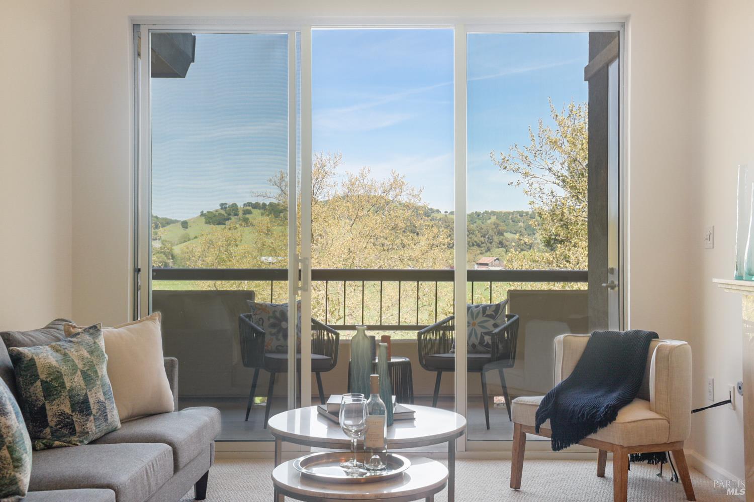 Detail Gallery Image 2 of 15 For 100 Deer Valley Rd 3h,  San Rafael,  CA 94903 - 1 Beds | 1 Baths