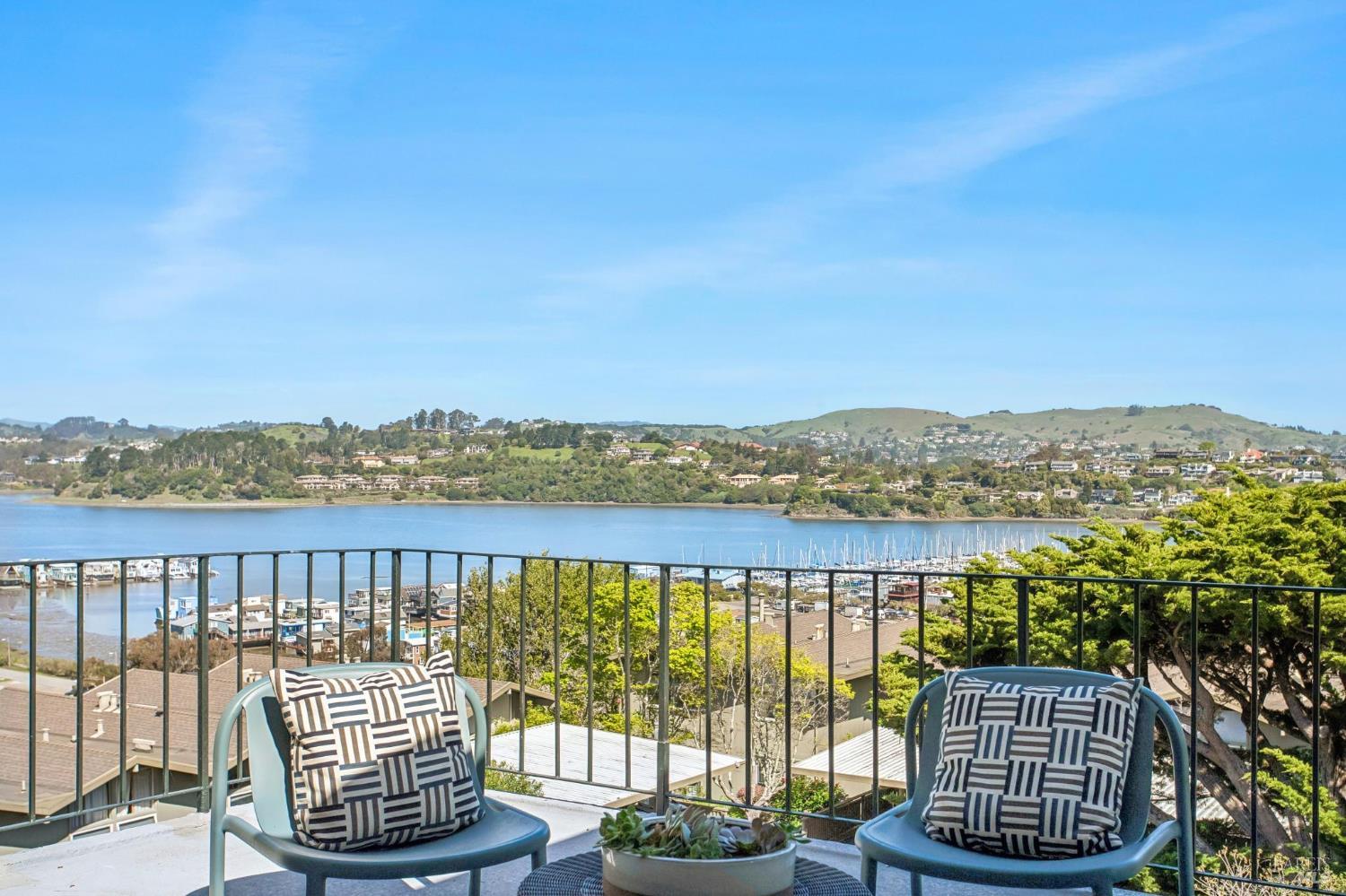 Detail Gallery Image 25 of 49 For 100 Eden Roc Dr, Sausalito,  CA 94965 - 4 Beds | 2 Baths