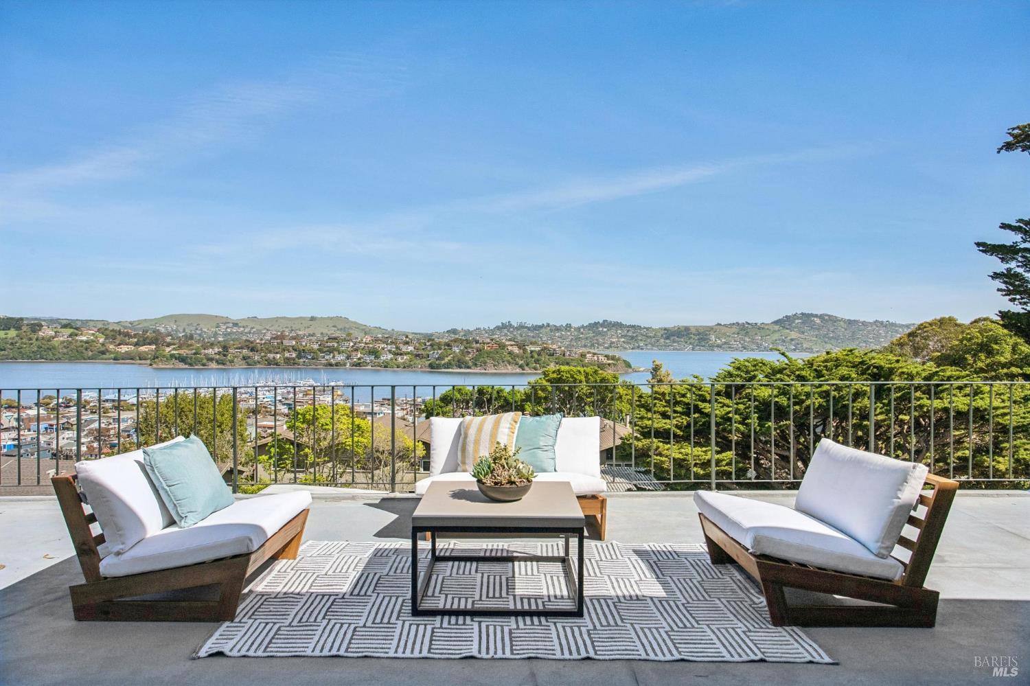 Detail Gallery Image 11 of 49 For 100 Eden Roc Dr, Sausalito,  CA 94965 - 4 Beds | 2 Baths