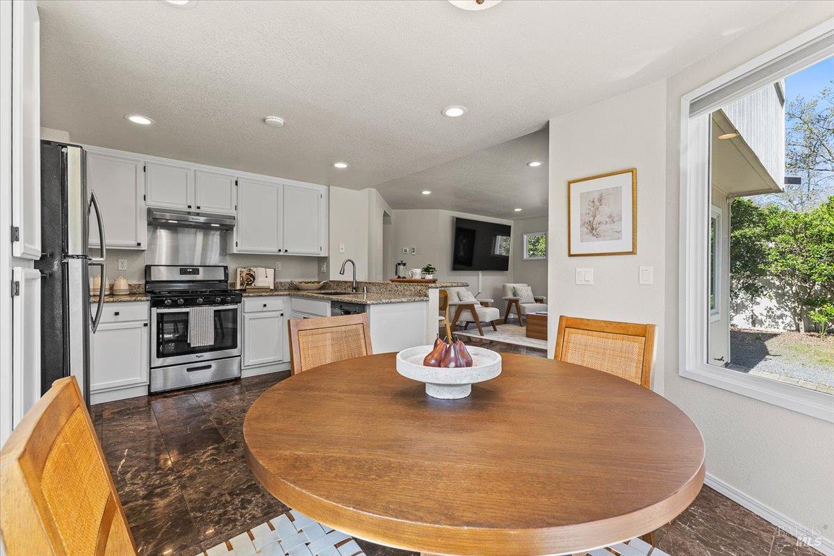 Detail Gallery Image 14 of 60 For 9524 Sheffield St, Windsor,  CA 95492 - 4 Beds | 3 Baths