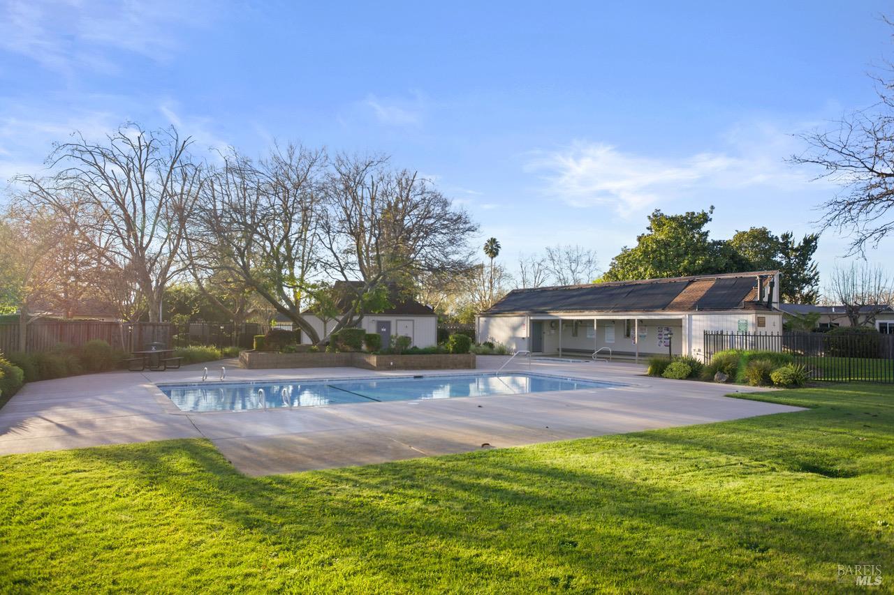 Detail Gallery Image 3 of 38 For 2505 Copperfield Dr, Santa Rosa,  CA 95401 - 4 Beds | 2 Baths