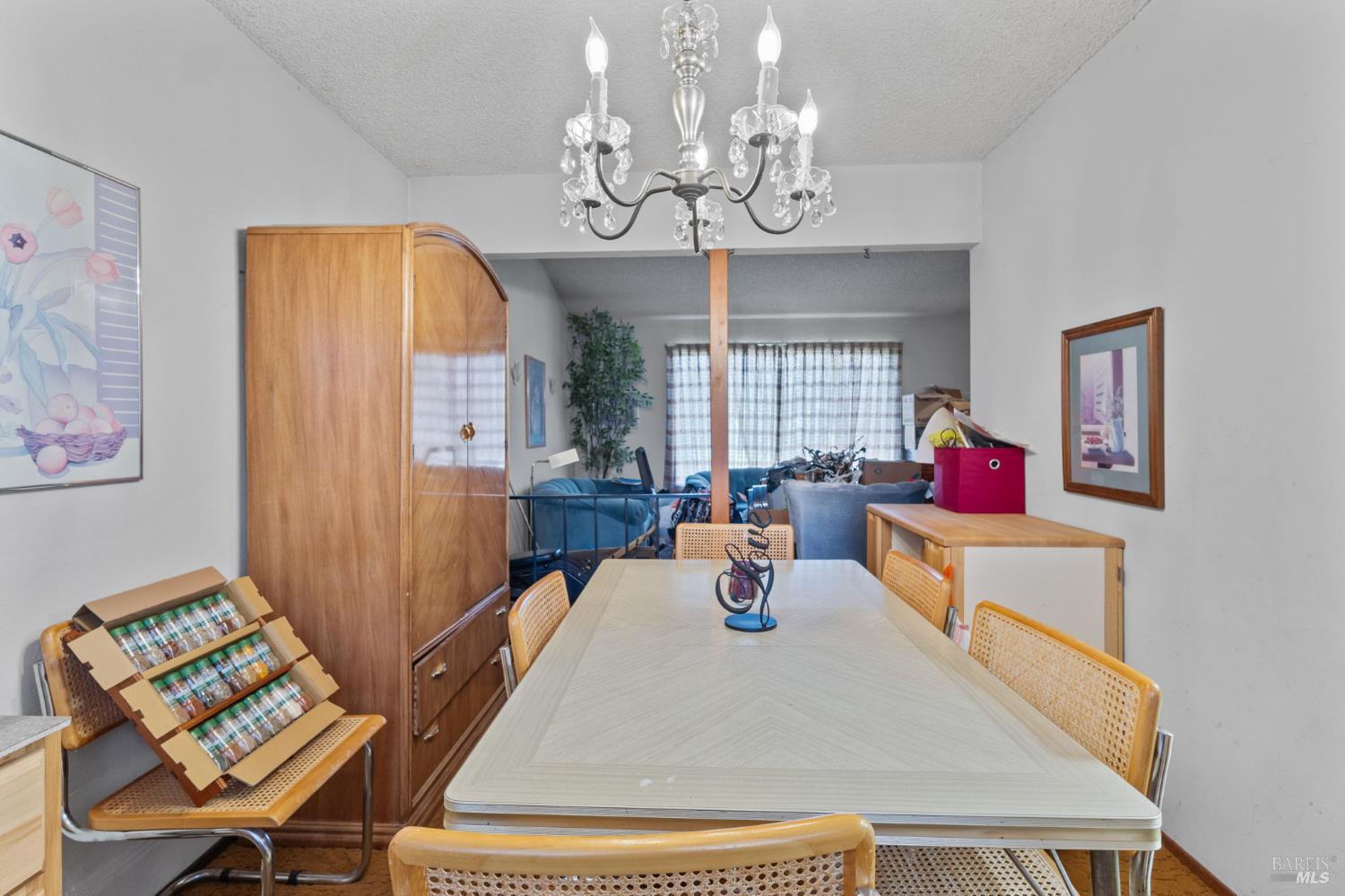 Detail Gallery Image 5 of 28 For 206 Millbrook Way, Vacaville,  CA 95687 - 5 Beds | 2/1 Baths