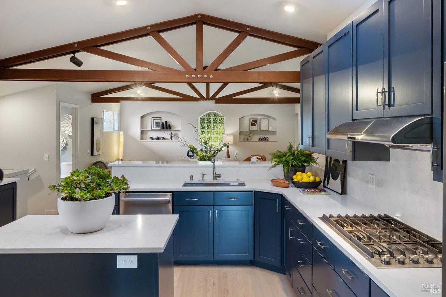 Detail Gallery Image 9 of 41 For 15 Underhill Rd, Mill Valley,  CA 94941 - 4 Beds | 2/1 Baths