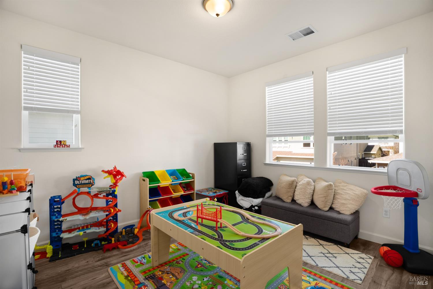 Detail Gallery Image 22 of 44 For 7465 Walker Way, Rohnert Park,  CA 94928 - 3 Beds | 2/1 Baths