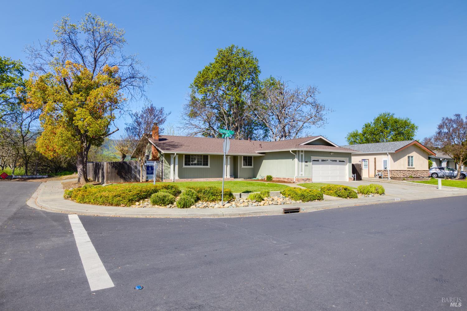 Detail Gallery Image 3 of 42 For 700 Granada Ln, Vacaville,  CA 95688 - 4 Beds | 2 Baths