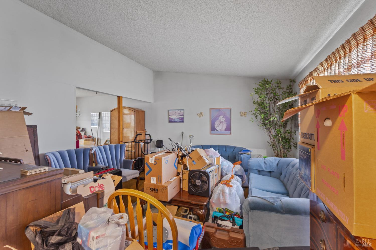 Detail Gallery Image 4 of 28 For 206 Millbrook Way, Vacaville,  CA 95687 - 5 Beds | 2/1 Baths