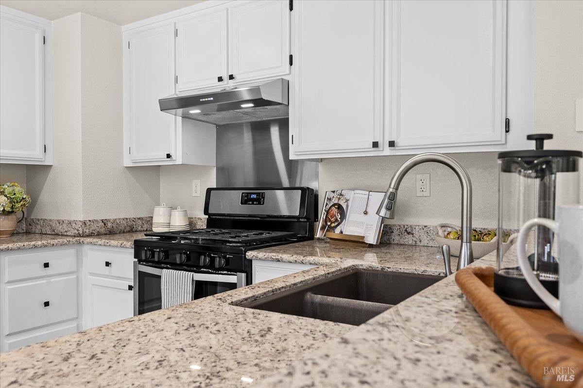 Detail Gallery Image 12 of 60 For 9524 Sheffield St, Windsor,  CA 95492 - 4 Beds | 3 Baths