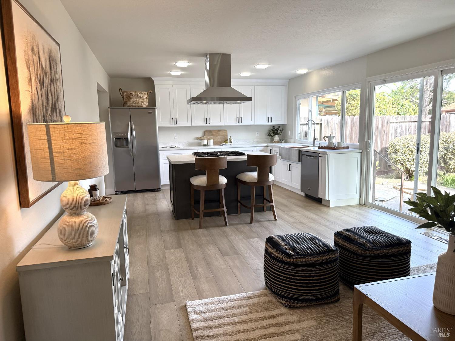 Detail Gallery Image 8 of 14 For 1636 Caulfield Ln, Petaluma,  CA 94954 - 4 Beds | 3 Baths