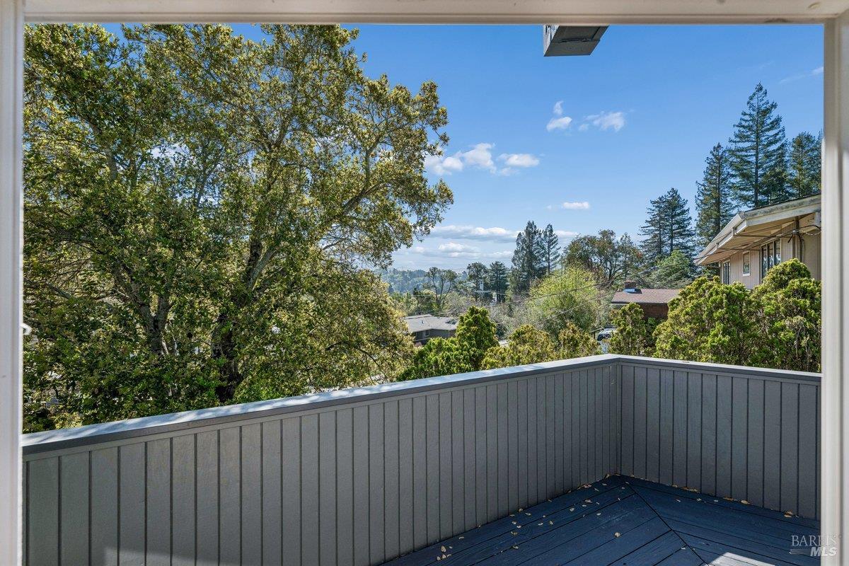 Detail Gallery Image 6 of 41 For 15 Underhill Rd, Mill Valley,  CA 94941 - 4 Beds | 2/1 Baths