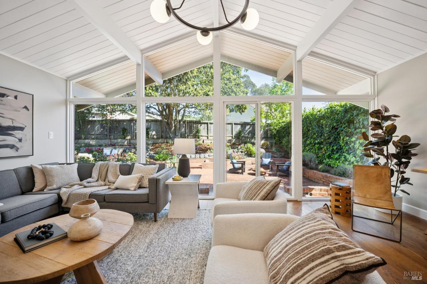 Detail Gallery Image 10 of 81 For 212 Blackstone Dr, San Rafael,  CA 94903 - 3 Beds | 2 Baths