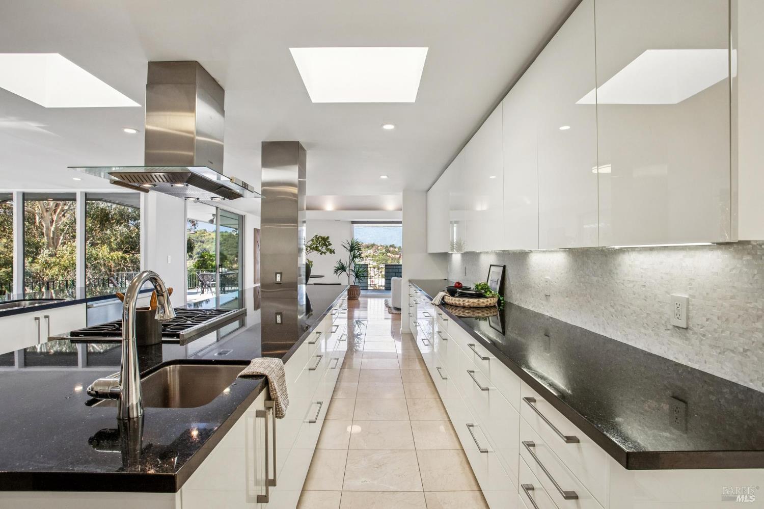 Detail Gallery Image 18 of 49 For 100 Eden Roc Dr, Sausalito,  CA 94965 - 4 Beds | 2 Baths