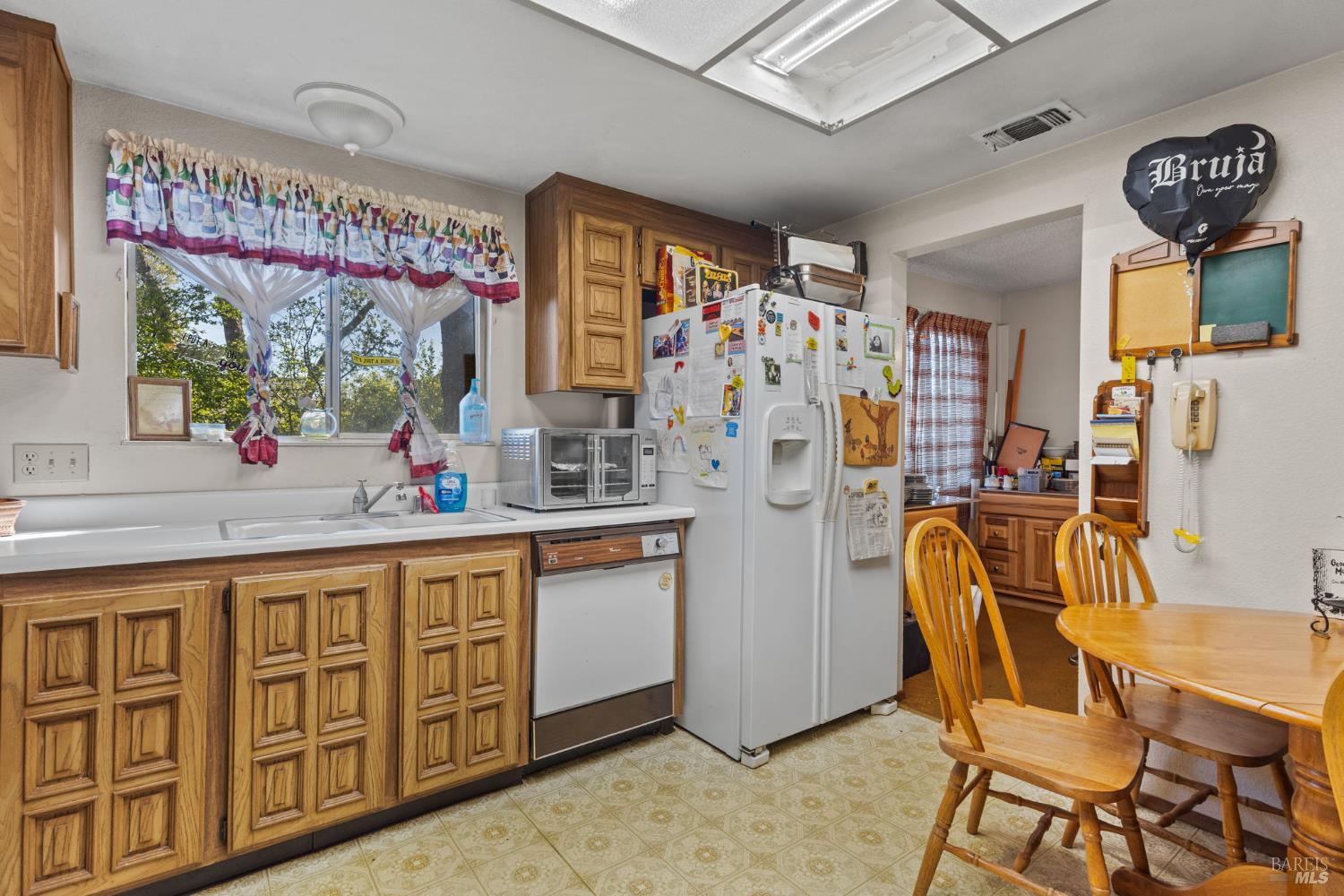 Detail Gallery Image 6 of 28 For 206 Millbrook Way, Vacaville,  CA 95687 - 5 Beds | 2/1 Baths