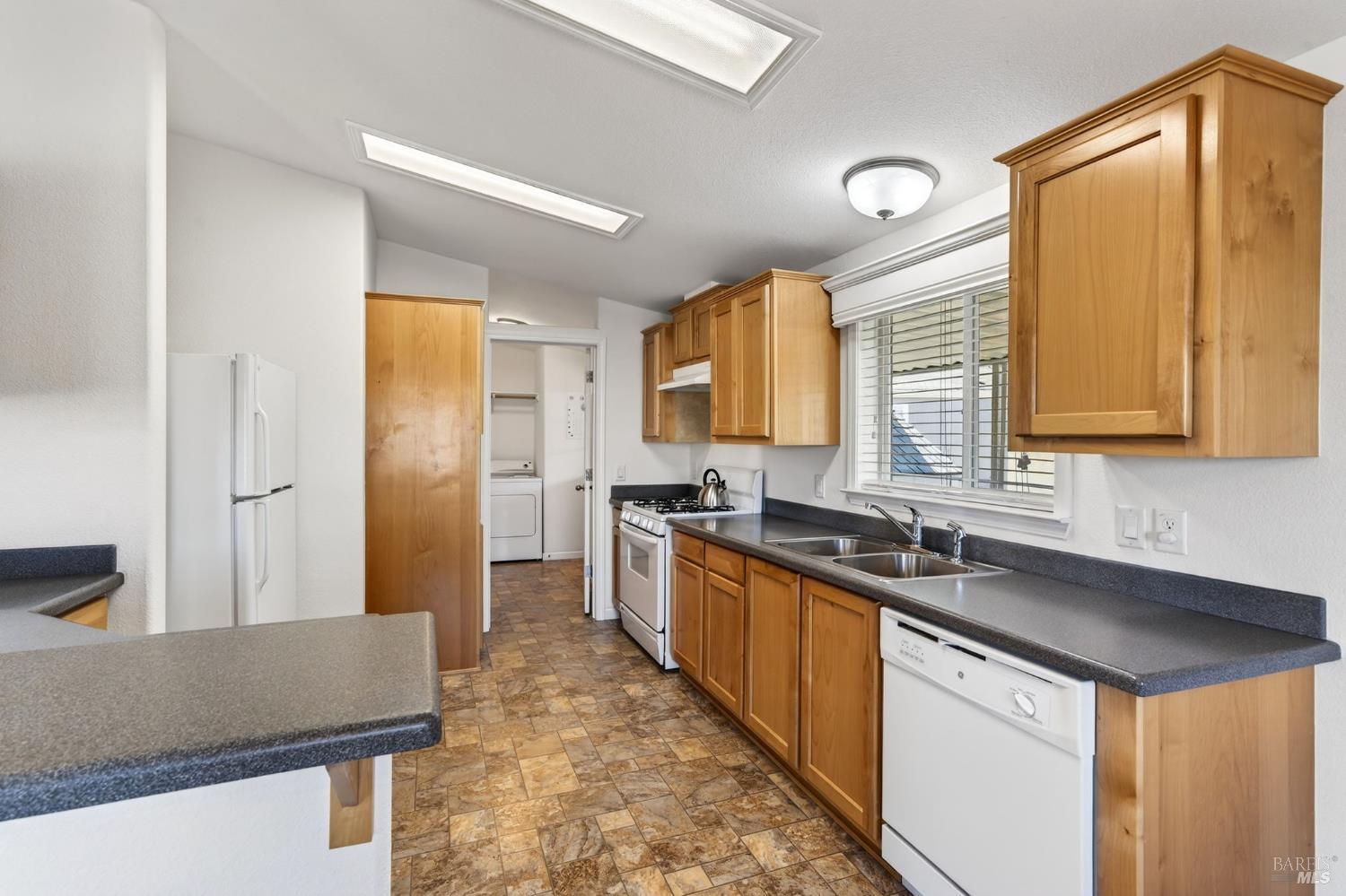 Detail Gallery Image 5 of 25 For 301 Robert Way, Napa,  CA 94558 - 2 Beds | 2 Baths