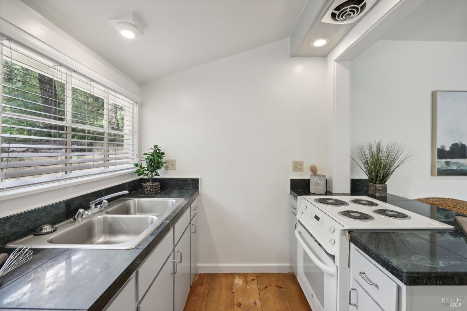 Detail Gallery Image 12 of 56 For 4601 Lake County Hwy, Calistoga,  CA 94515 - 2 Beds | 1 Baths