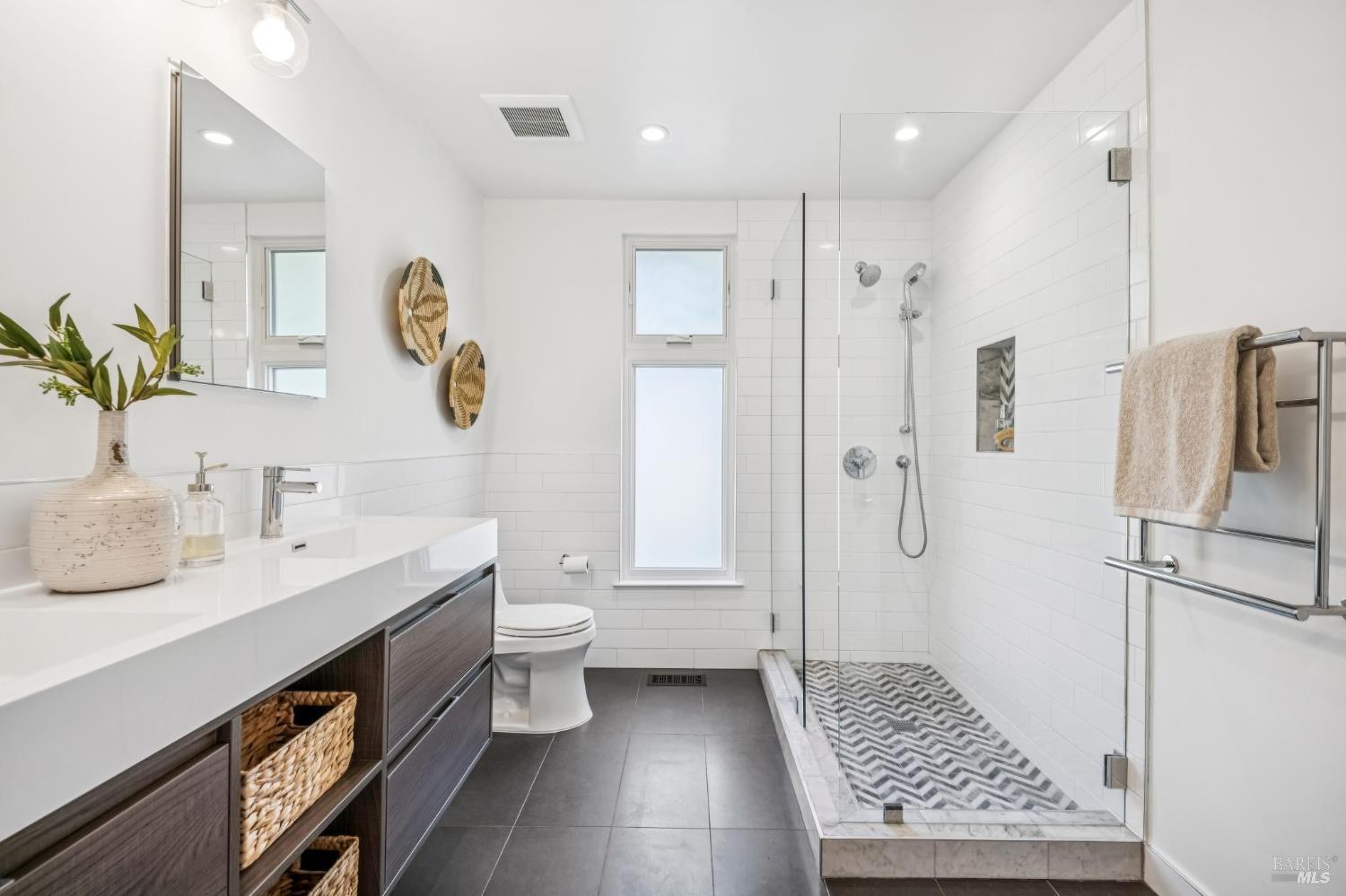 Detail Gallery Image 13 of 33 For 36 Bonnie Banks Way, San Rafael,  CA 94901 - 4 Beds | 3 Baths