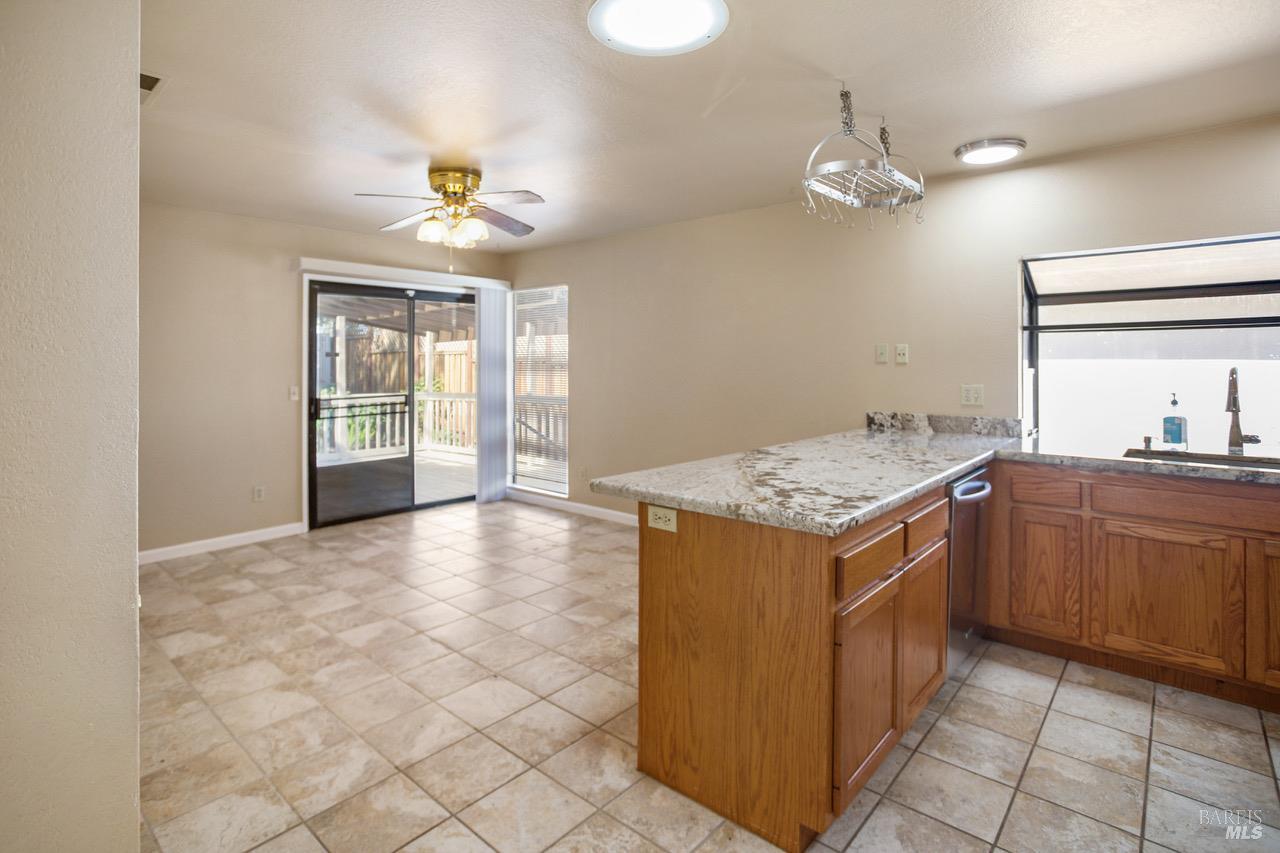 Detail Gallery Image 7 of 38 For 2505 Copperfield Dr, Santa Rosa,  CA 95401 - 4 Beds | 2 Baths