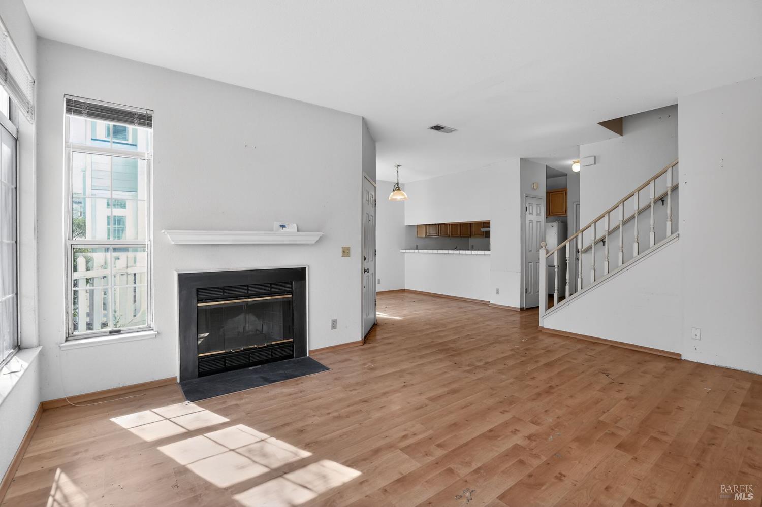 Detail Gallery Image 11 of 30 For 619 Commodore Dr, Richmond,  CA 94804 - 2 Beds | 2/1 Baths