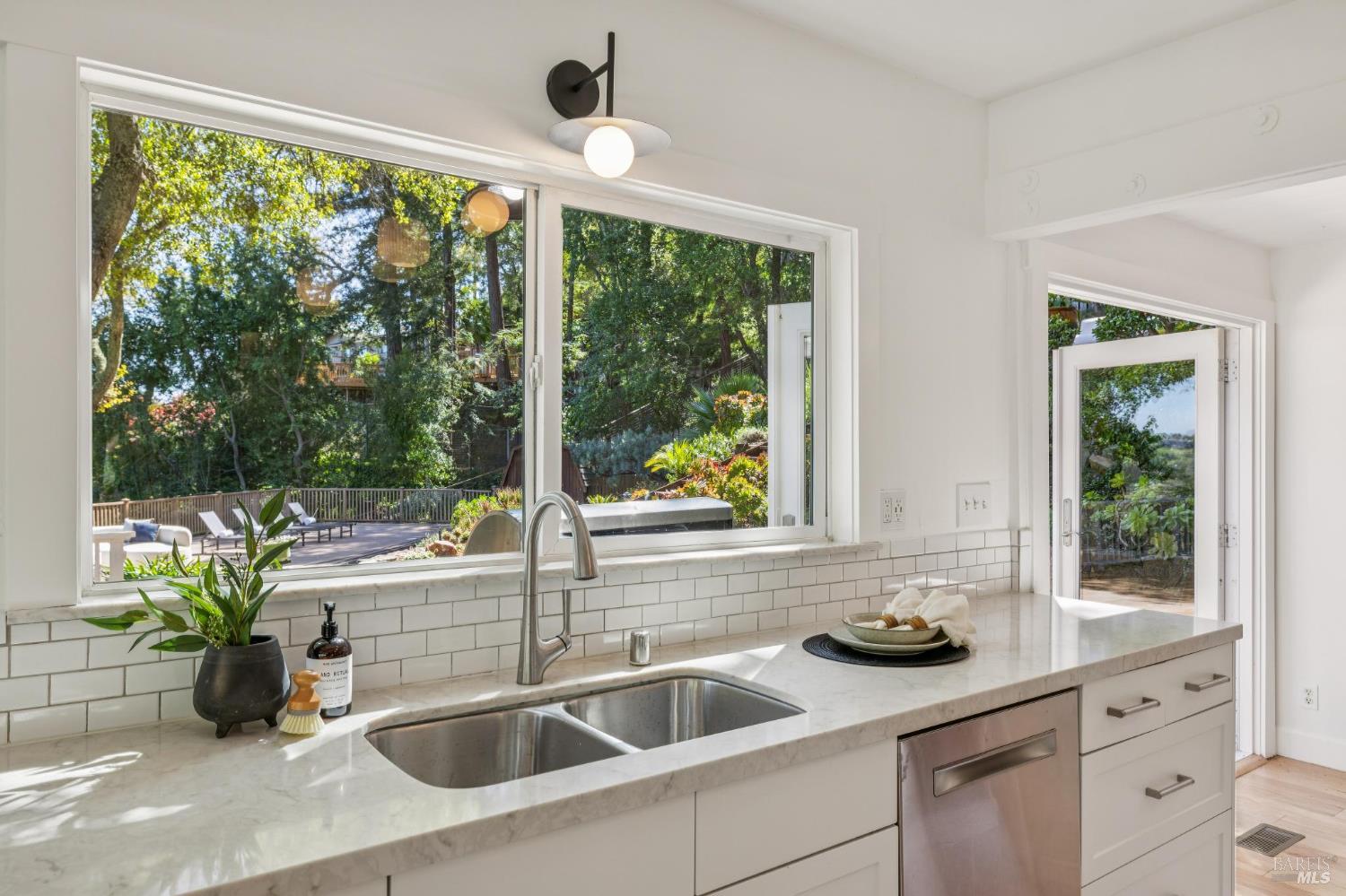 Detail Gallery Image 18 of 70 For 67 Oak Springs Dr, San Anselmo,  CA 94960 - 5 Beds | 4/1 Baths