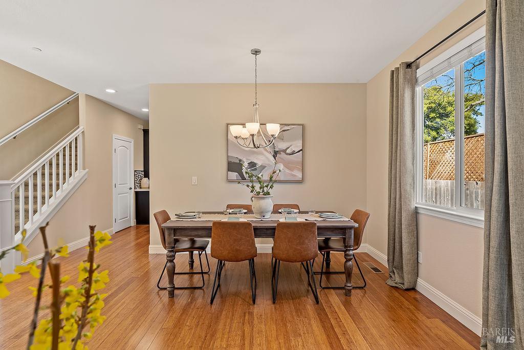 Detail Gallery Image 8 of 45 For 125 Anish Way, Windsor,  CA 95492 - 4 Beds | 3/1 Baths