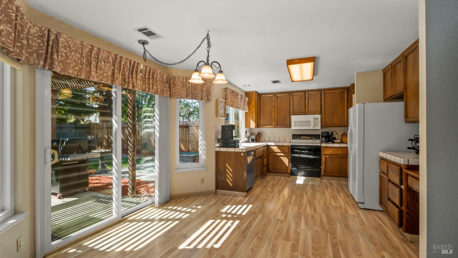 Detail Gallery Image 13 of 68 For 202 Songbird Ct, Vacaville,  CA 95687 - 4 Beds | 3 Baths