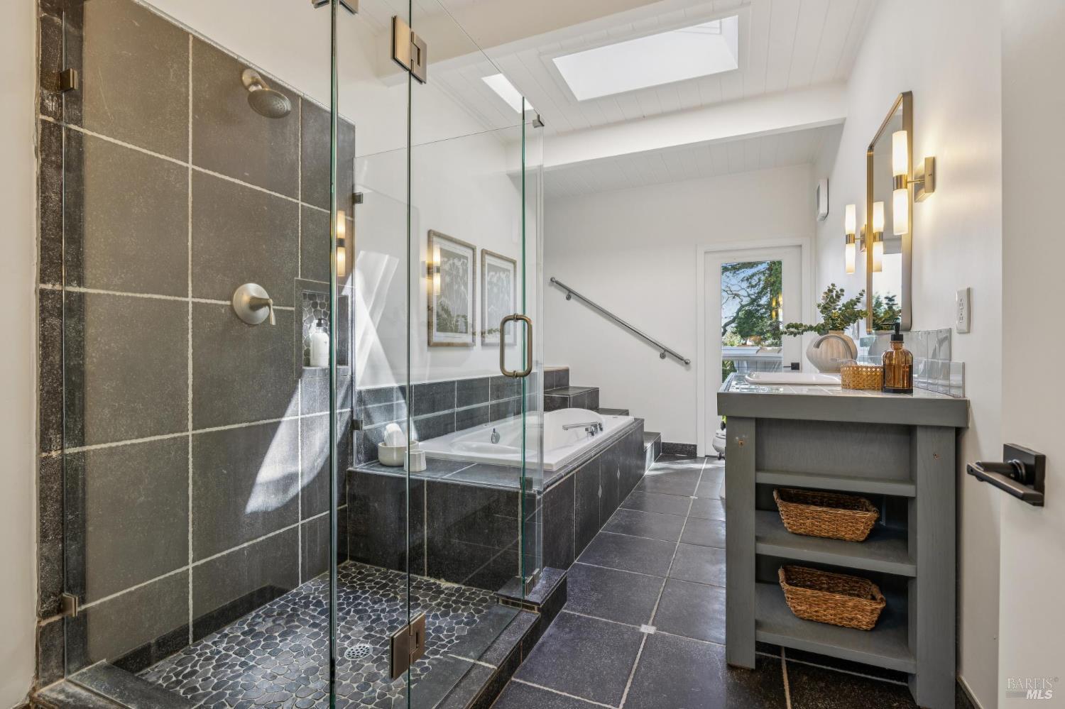 Detail Gallery Image 33 of 70 For 67 Oak Springs Dr, San Anselmo,  CA 94960 - 5 Beds | 4/1 Baths