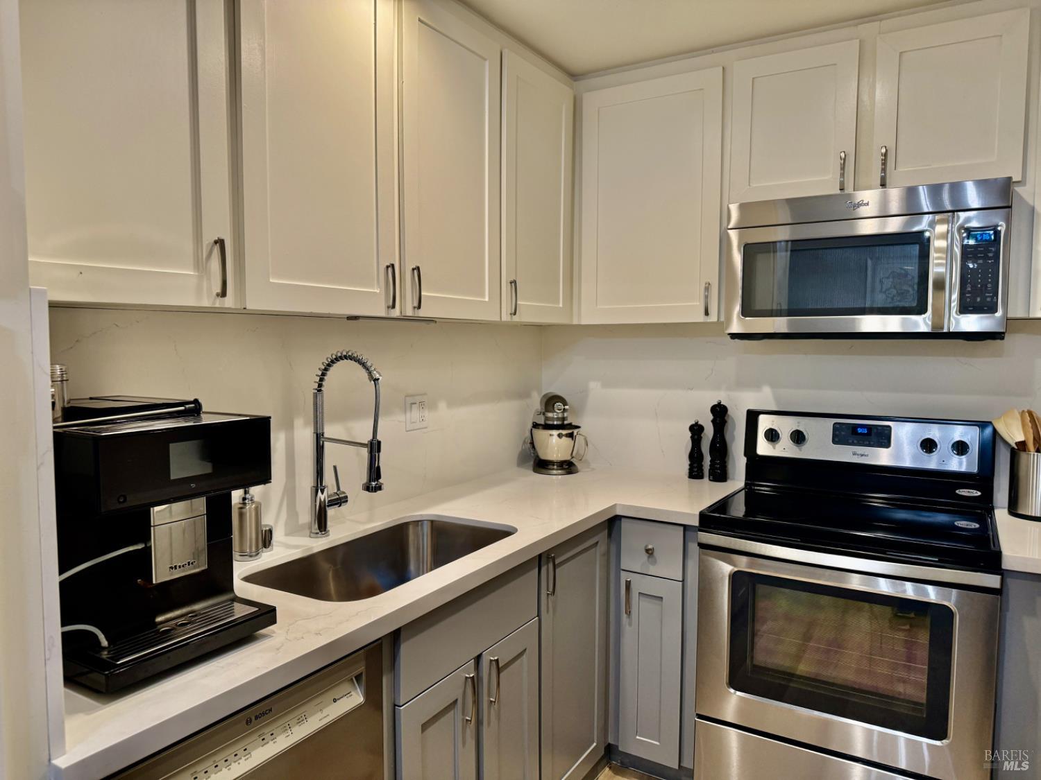 Detail Gallery Image 7 of 33 For 100 Marin Center Dr #31,  San Rafael,  CA 94903 - 2 Beds | 2 Baths